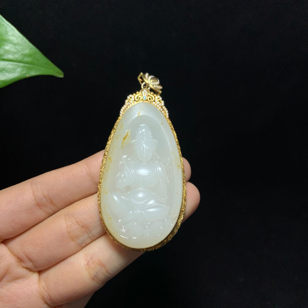 收藏级18k金镶和田籽料洒金皮白玉观音挂件（26.3g）