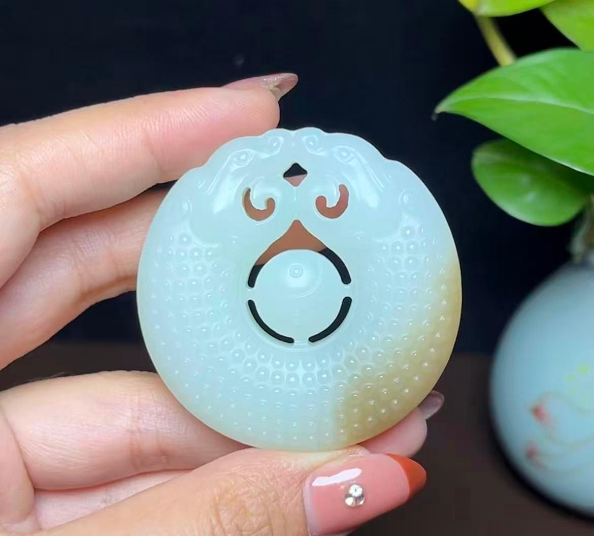 新疆和田玉且末料双龙护主（52.6g）