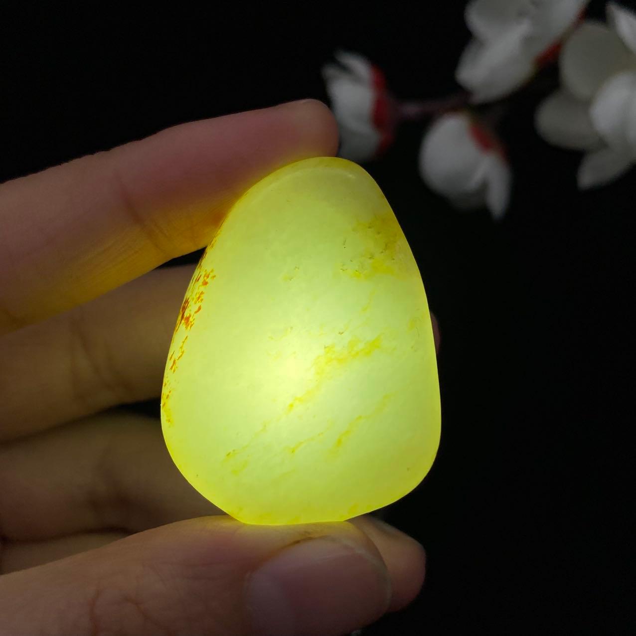 【超值推荐】和田玉洒红皮籽料原石（21.6g）