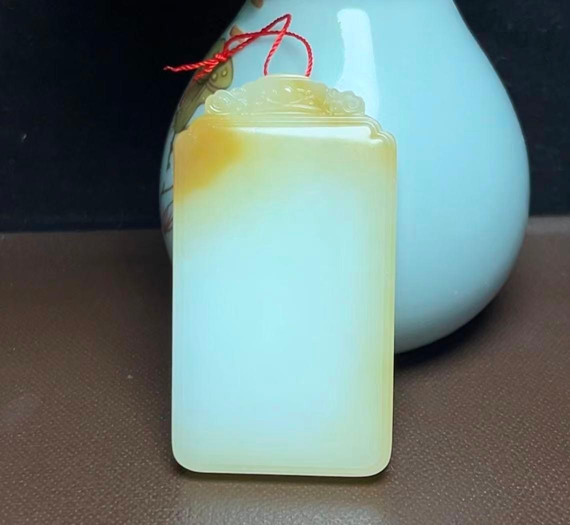 新疆和田玉且末料双糖色羊脂玉平安无事牌（69.4g）