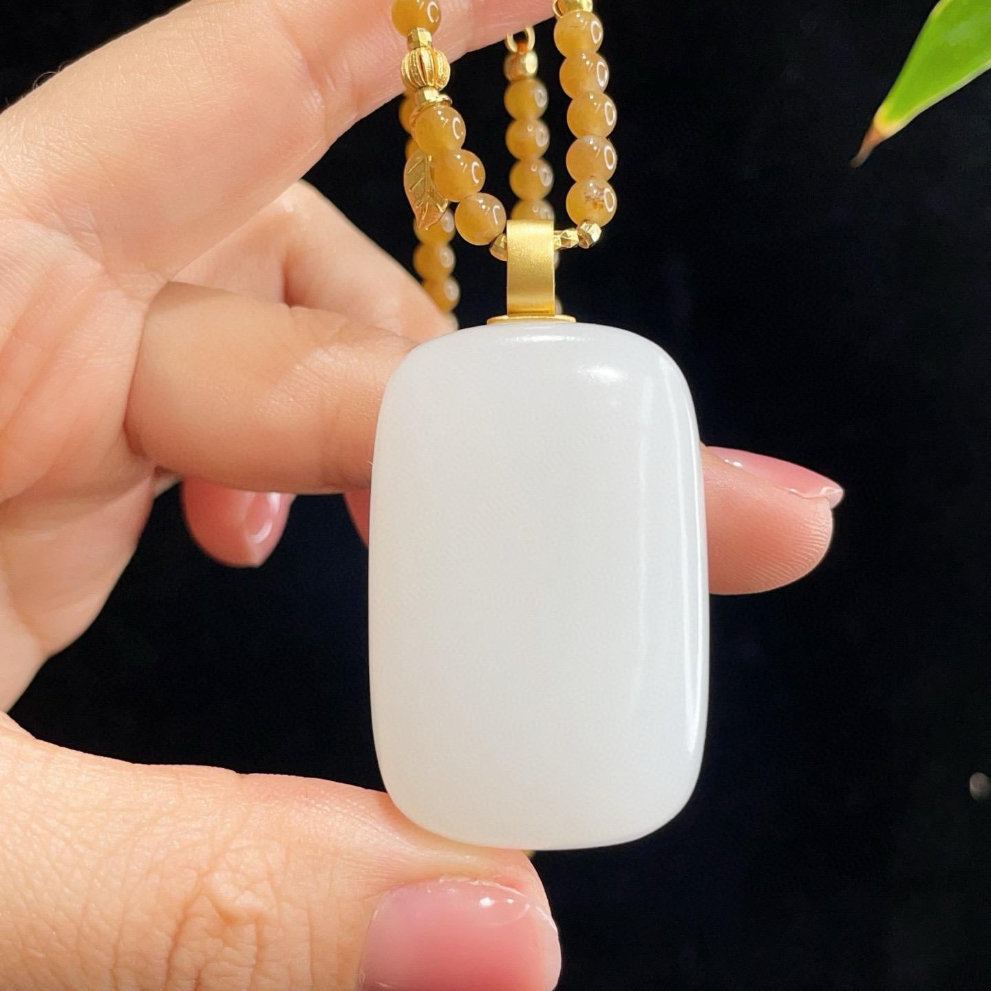和田玉-18k金羊脂白玉平安牌吊坠（29.4g） – 厚德载玉