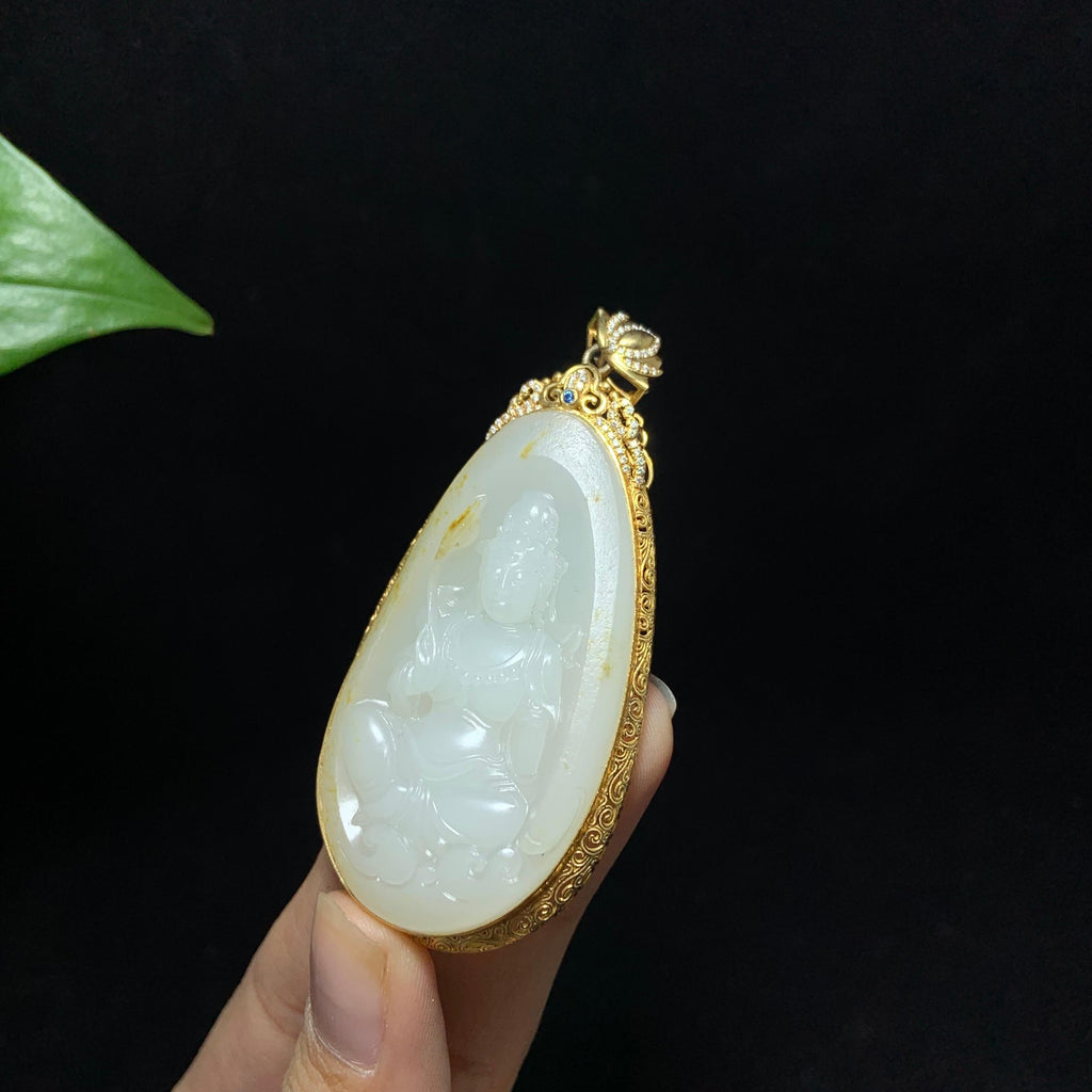 收藏级18k金镶和田籽料洒金皮白玉观音挂件（26.3g）