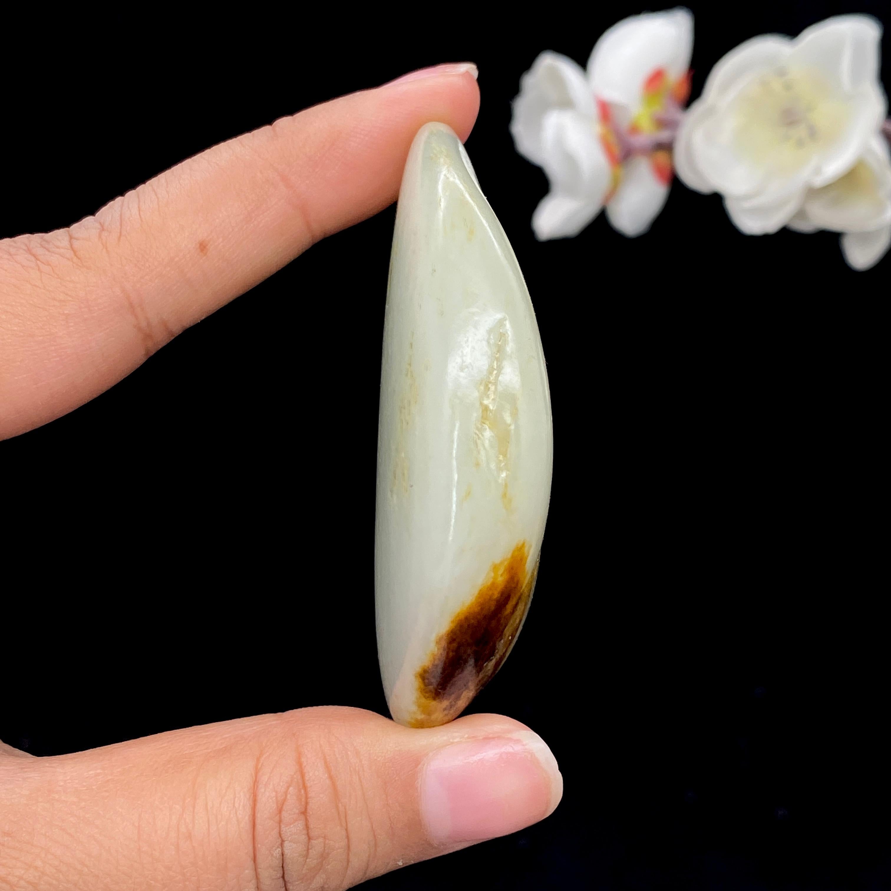 和田玉聚黄皮籽料手把件（82.1g）