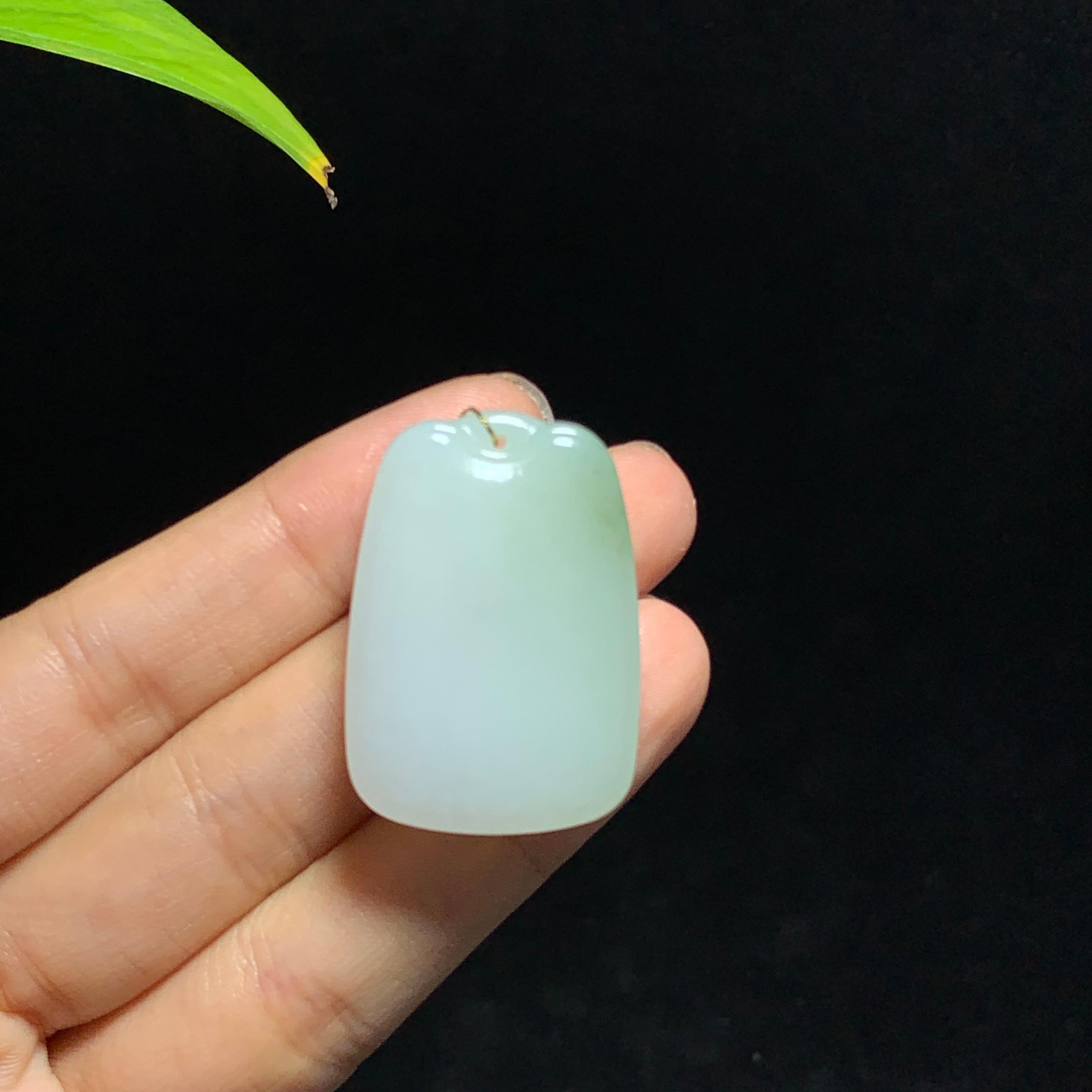 和田山料白玉带翠无事牌（23.7g）