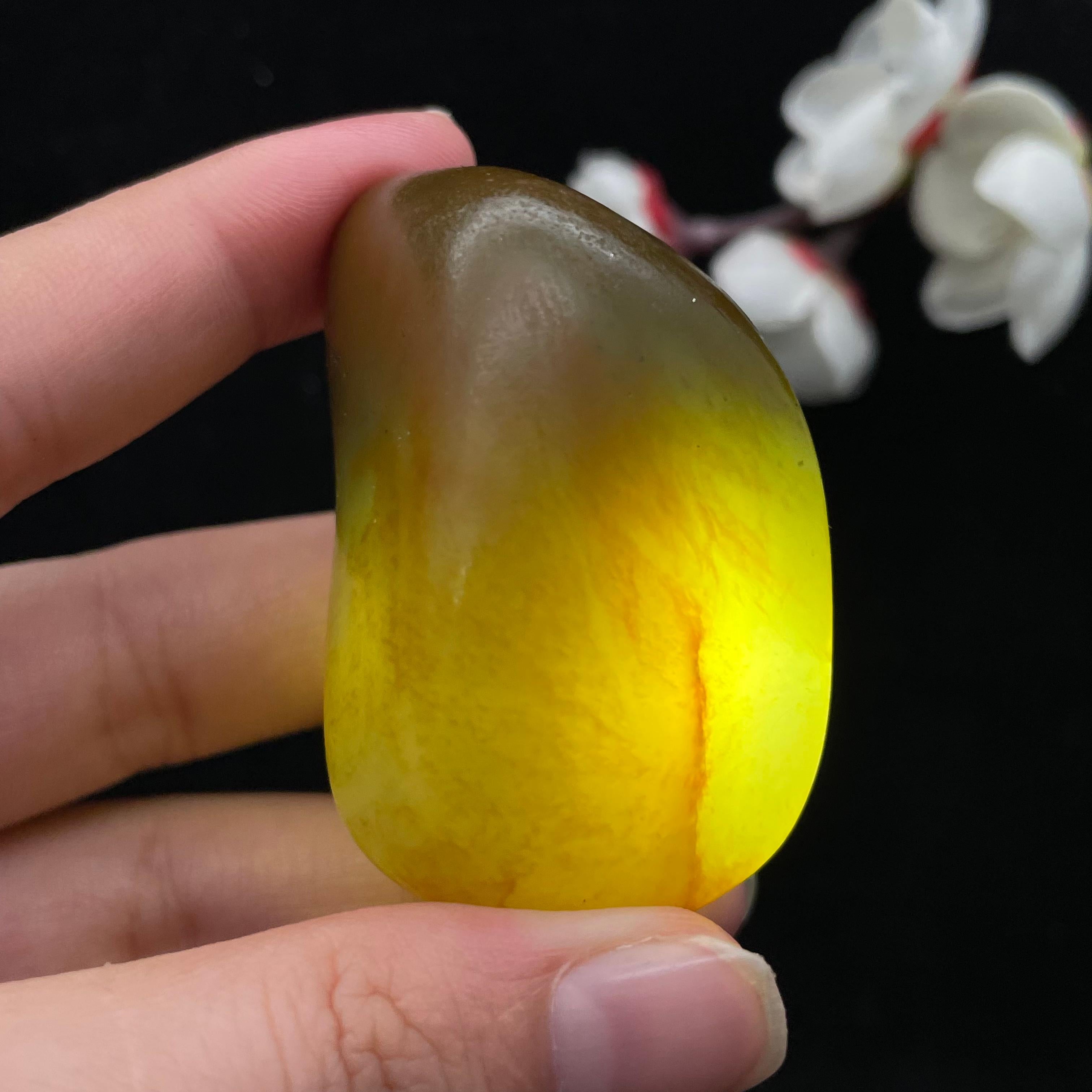 和田玉黄皮籽料手把件（68.5g）