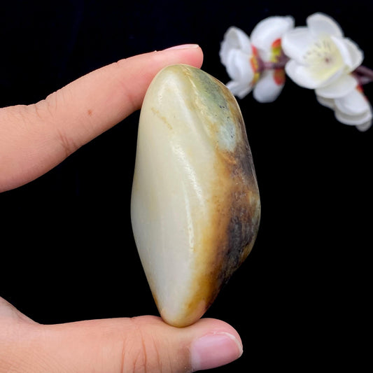 和田玉聚黄皮带翠籽料原石（156.7g）