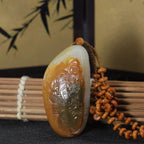 和田玉籽料红皮俏雕的秦琼题材雕件（85.4g）