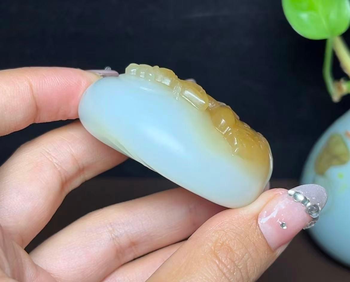 高品质和田玉糖白羊脂玉观音（82.1g）