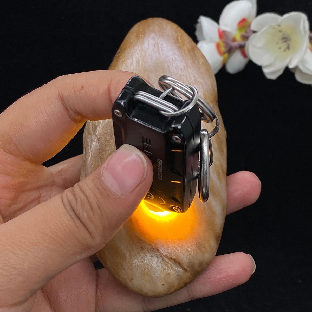 和田玉桃花玉带黄皮籽料手把件（297.3g）