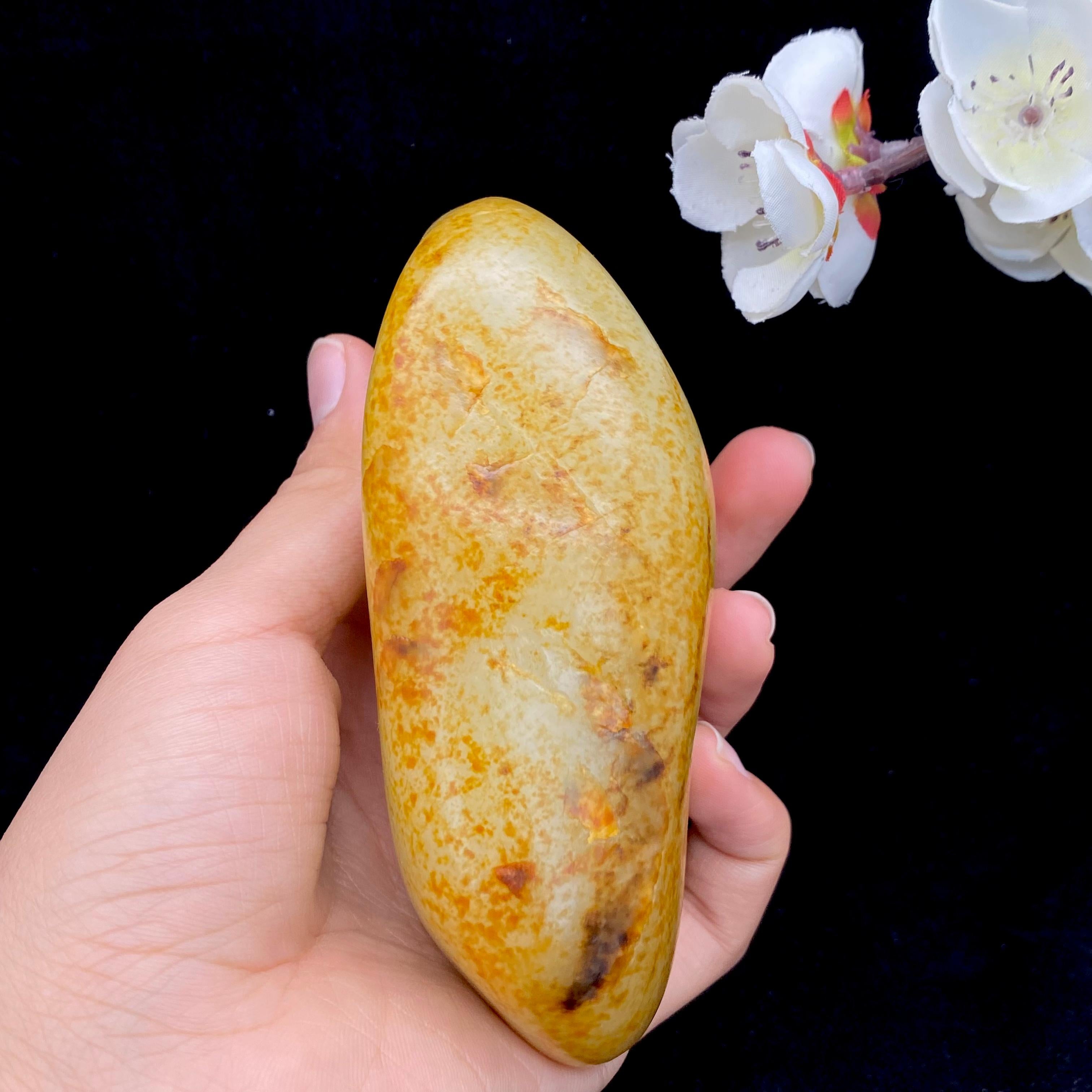 和田玉洒红皮籽料原石（589.5g）