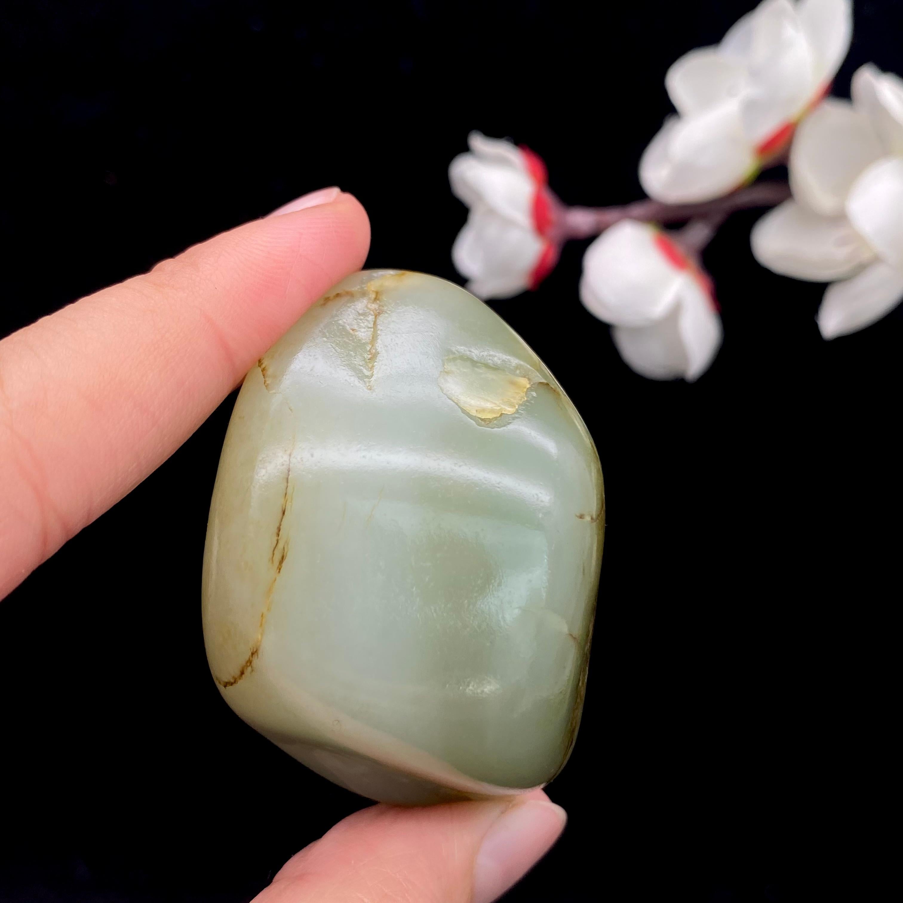 和田玉青白玉带翠籽料原石（70.2g）