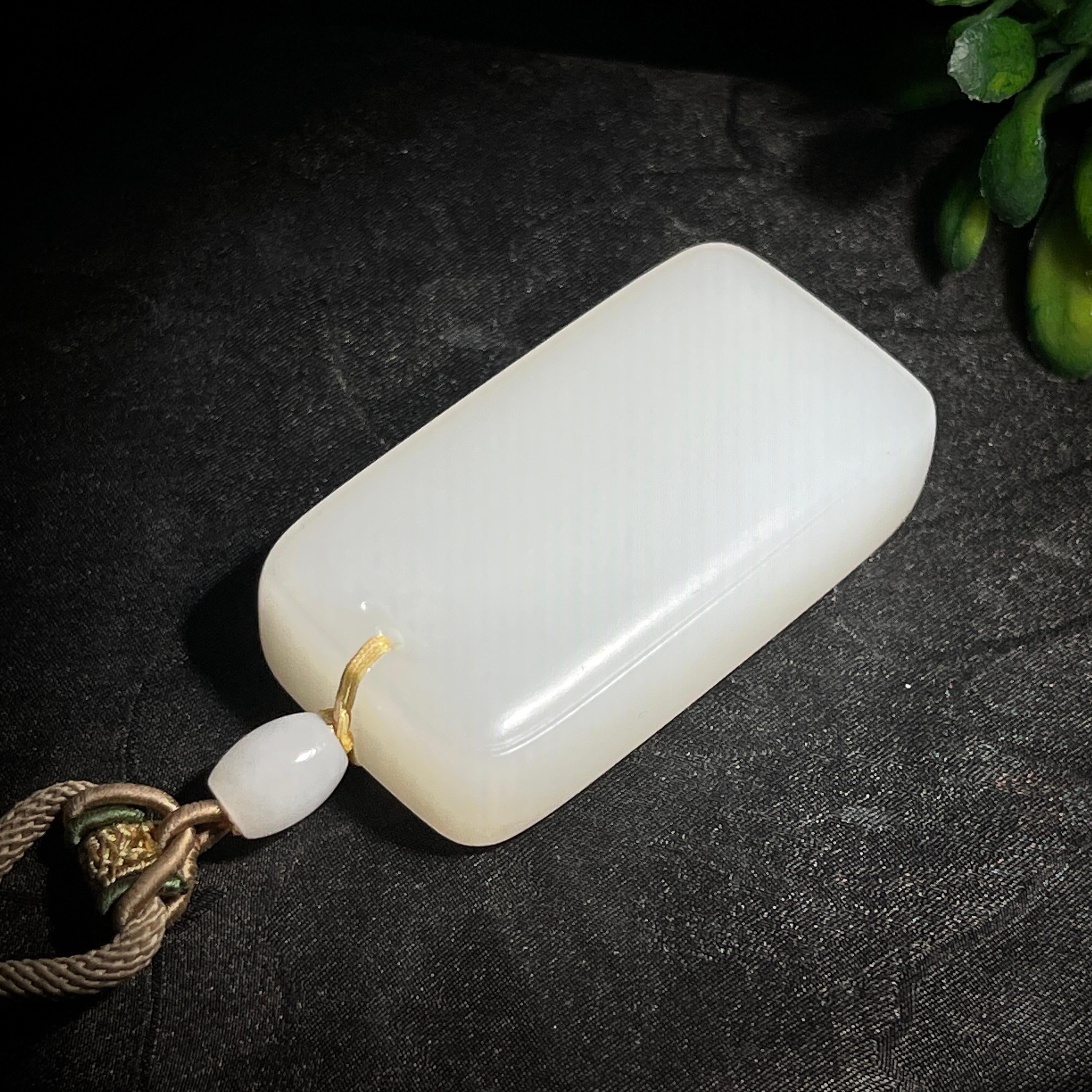 和田玉羊脂白玉无事牌（53.1g）