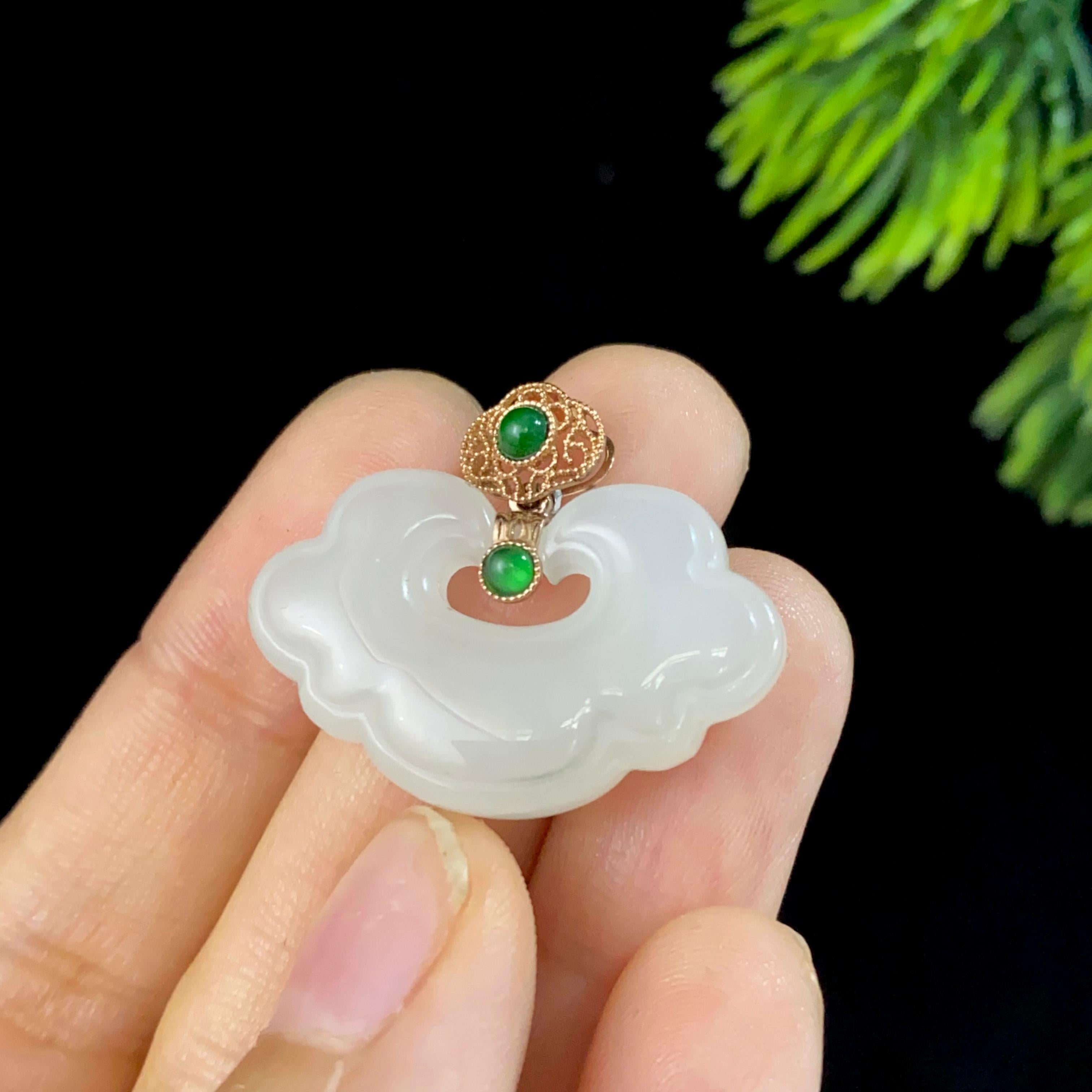 18K使用　天然石和田玉羊脂白玉の四葉クローバーペンダントトップ★AB1043 18K使用 天然石和田玉羊脂白玉の四葉クローバーペンダントトップ☆AB1043