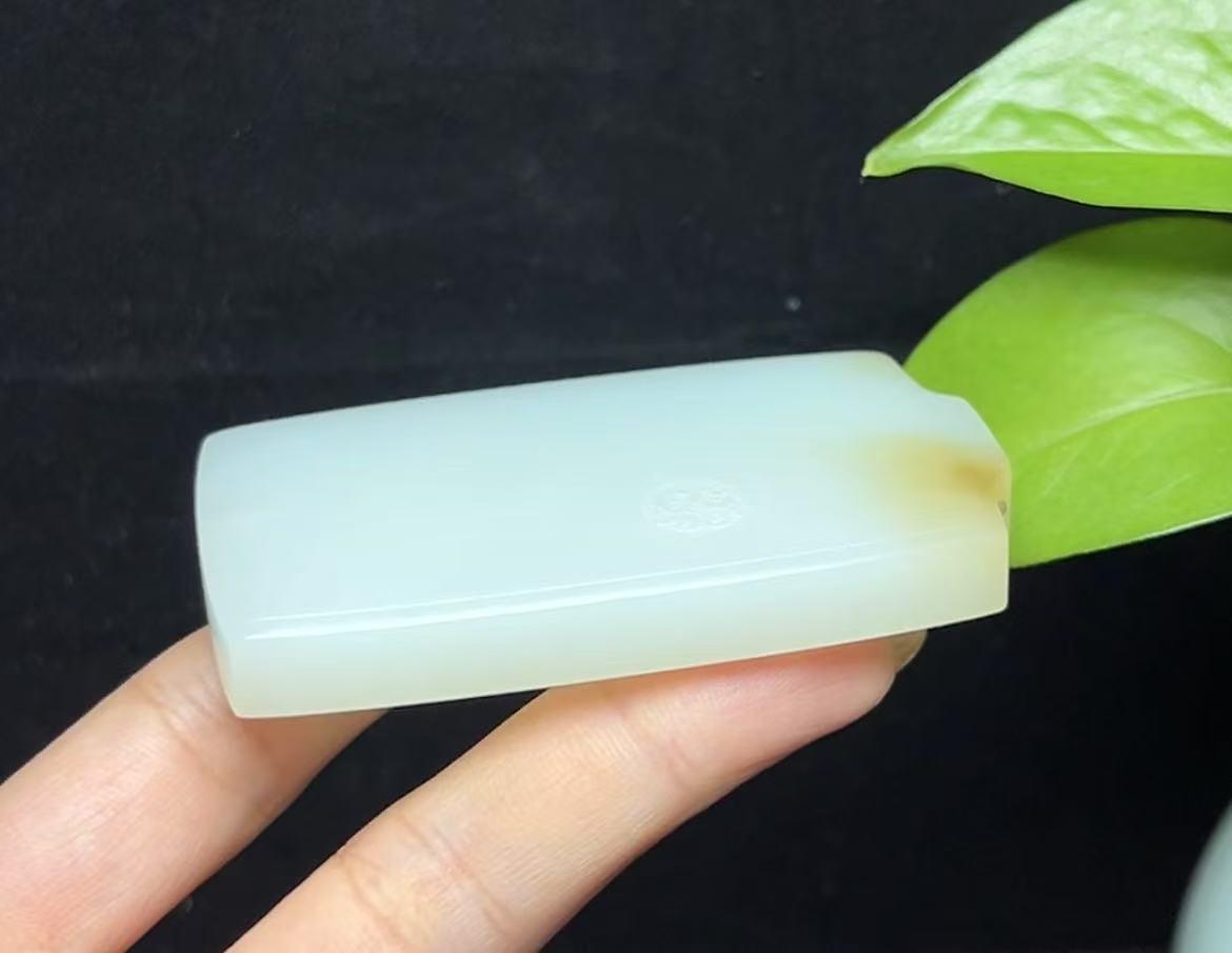 新疆和田玉且末糖仿古龙平安无事牌（78.6g）