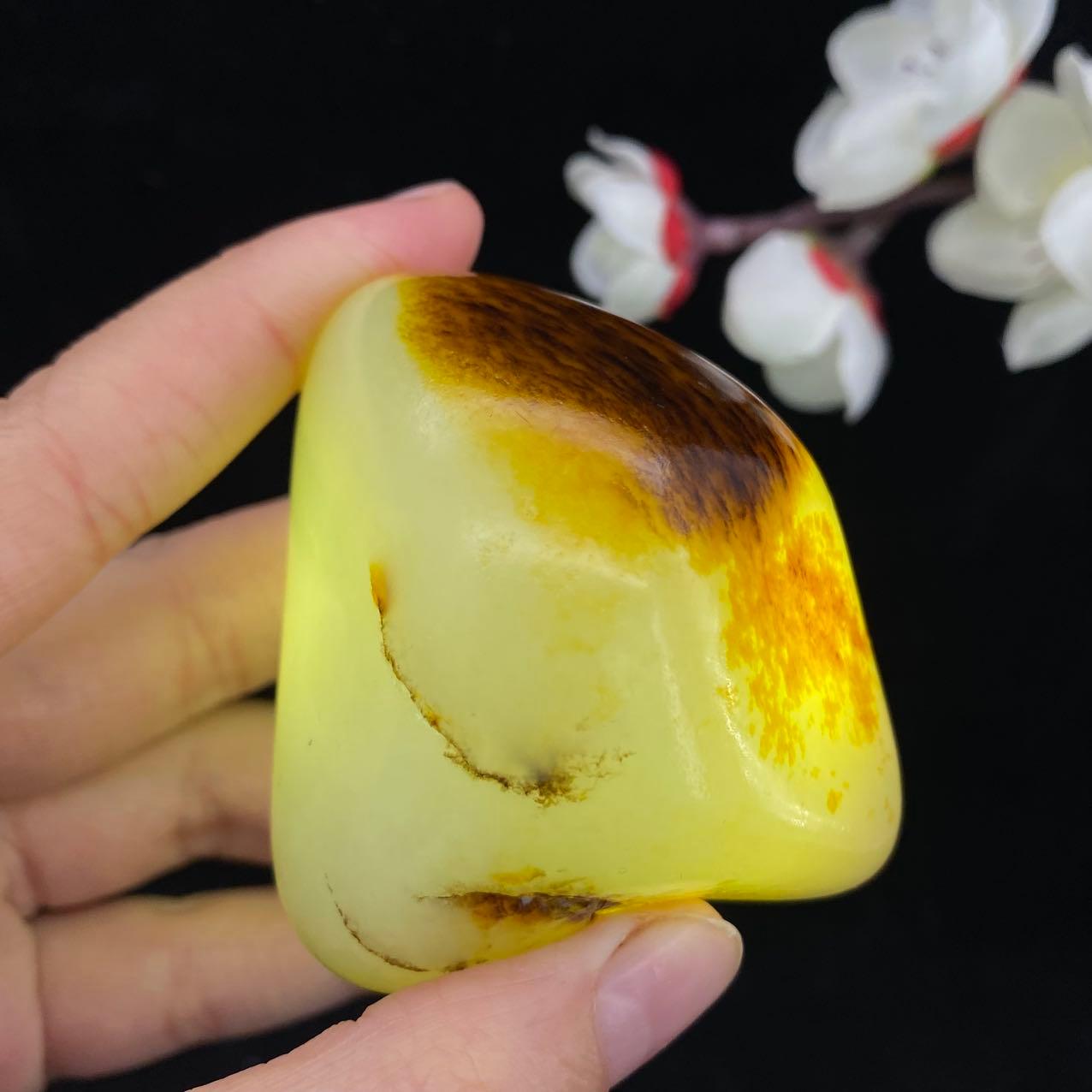和田玉聚红皮籽料原石（137g）