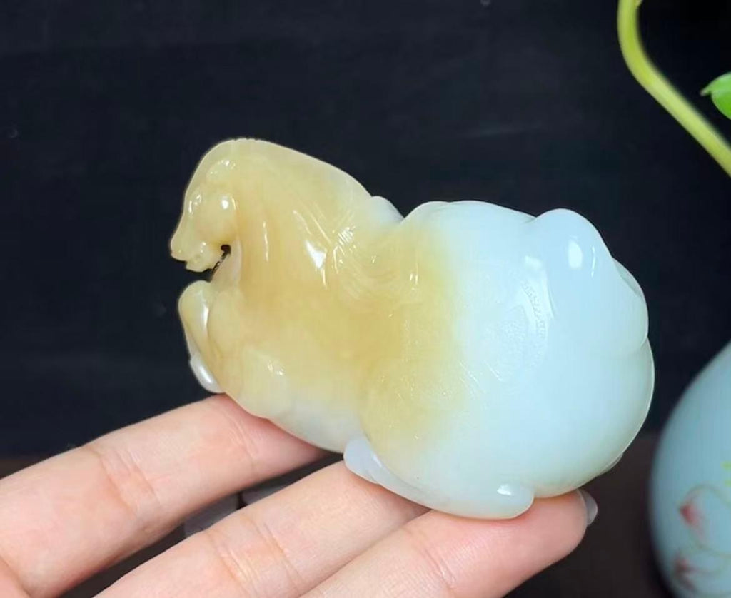 新疆和田玉且末糖羊脂玉生肖马马到成功手把件（178.5g）
