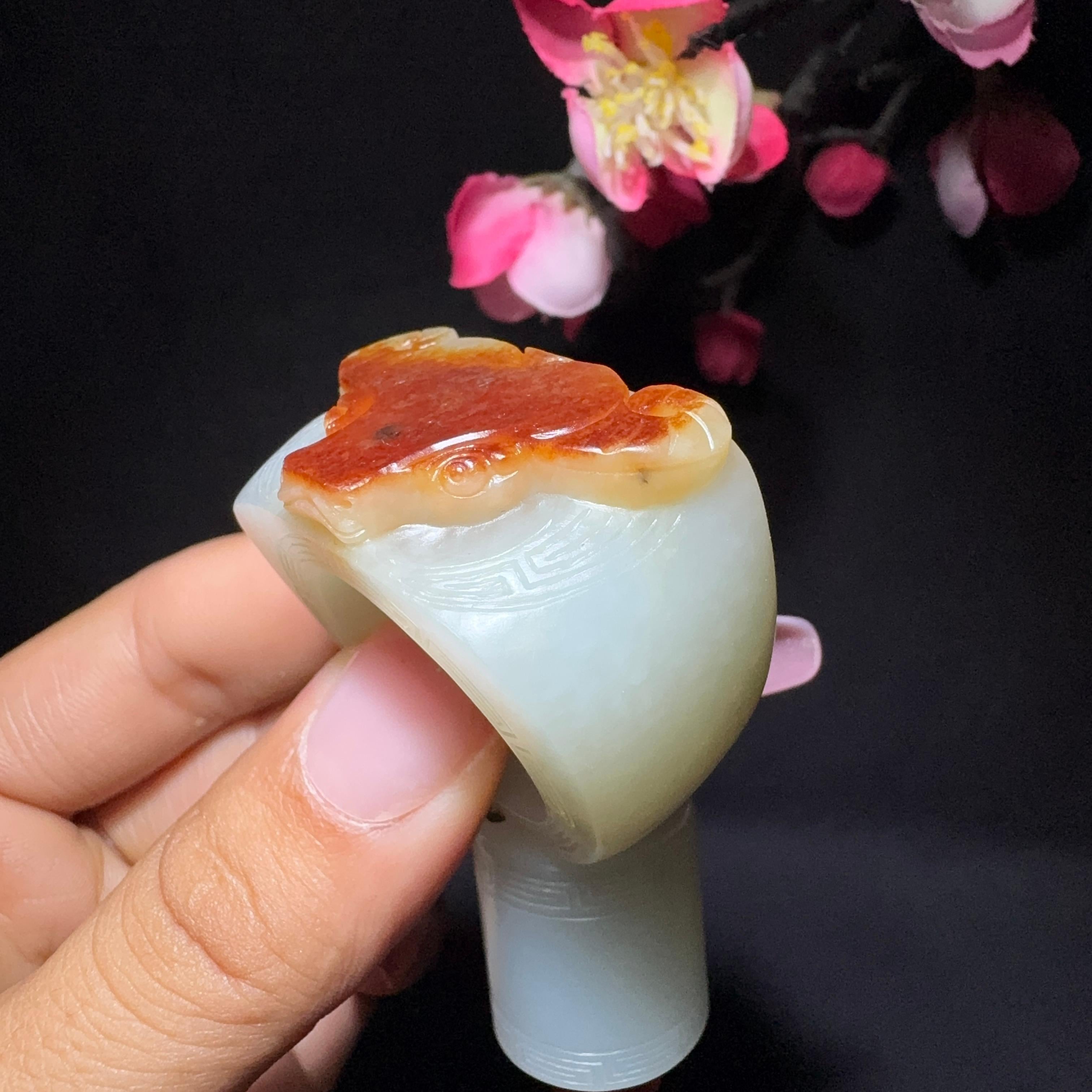 和田玉籽料扳指牛气冲天（60.8g）