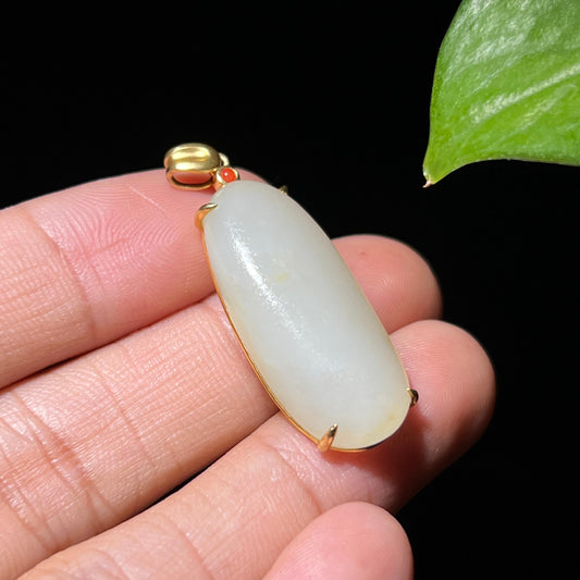 和田玉籽料淡淡的洒金皮羊脂白玉原石18k金镶挂件（6.8g）