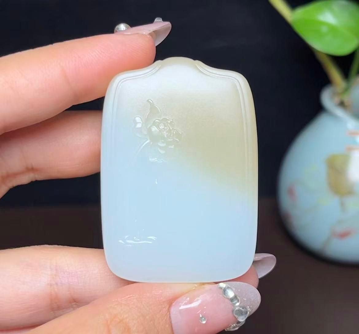 新疆和田玉且末糖羊脂玉虚空藏菩萨（44.8g）