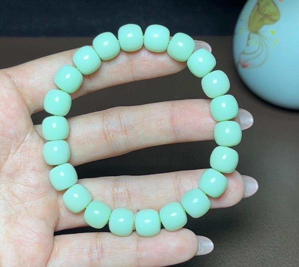 稀少和田玉黑羊洞料薄荷绿老型珠手串（34.1g）