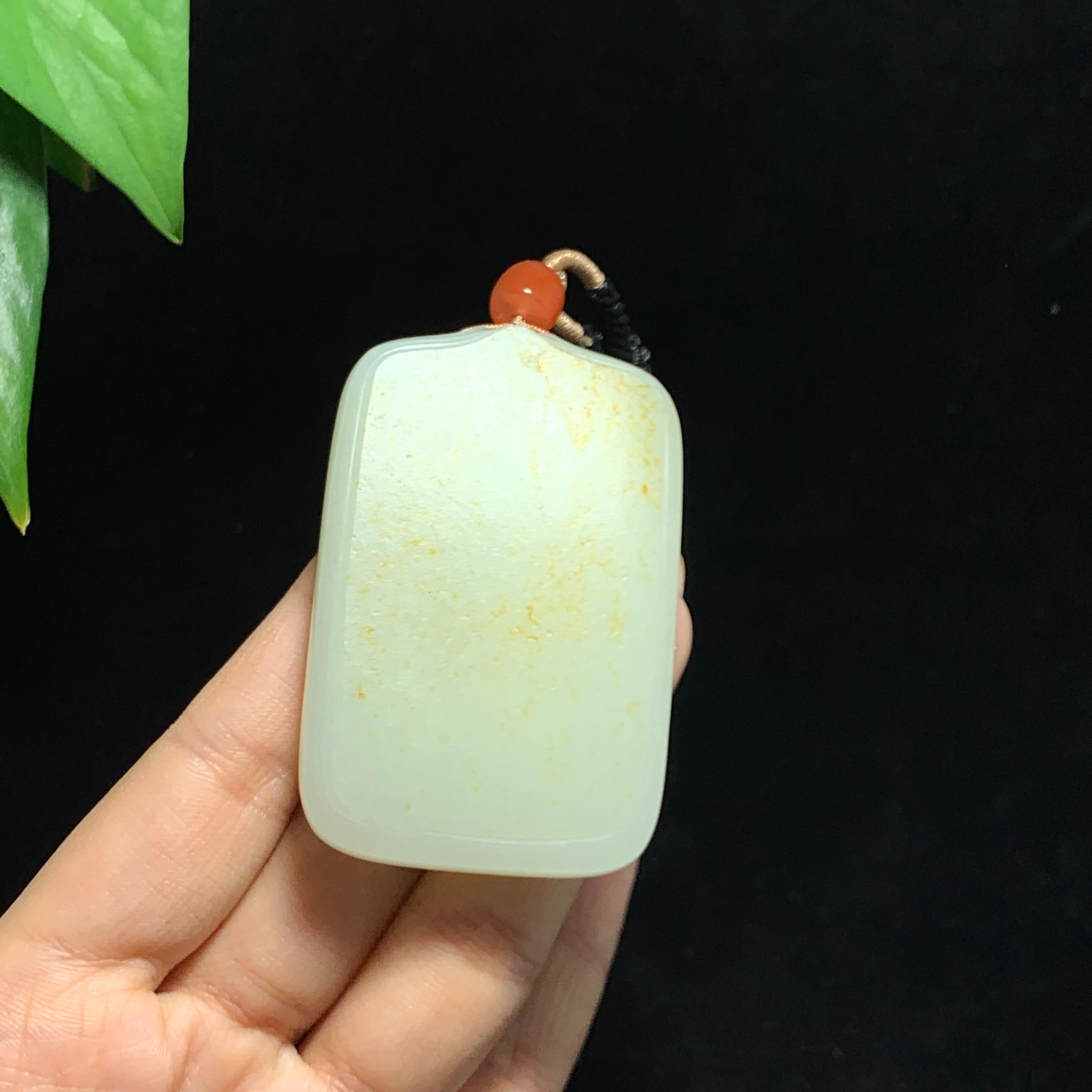 和田玉洒金皮籽料无事牌（90.0g）