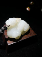 和田籽玉貔貅手把件（105.2g）