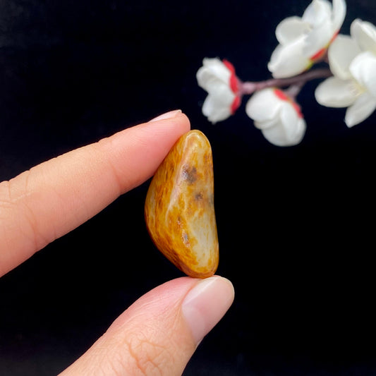 和田玉洒红皮籽料原石（8.7g）