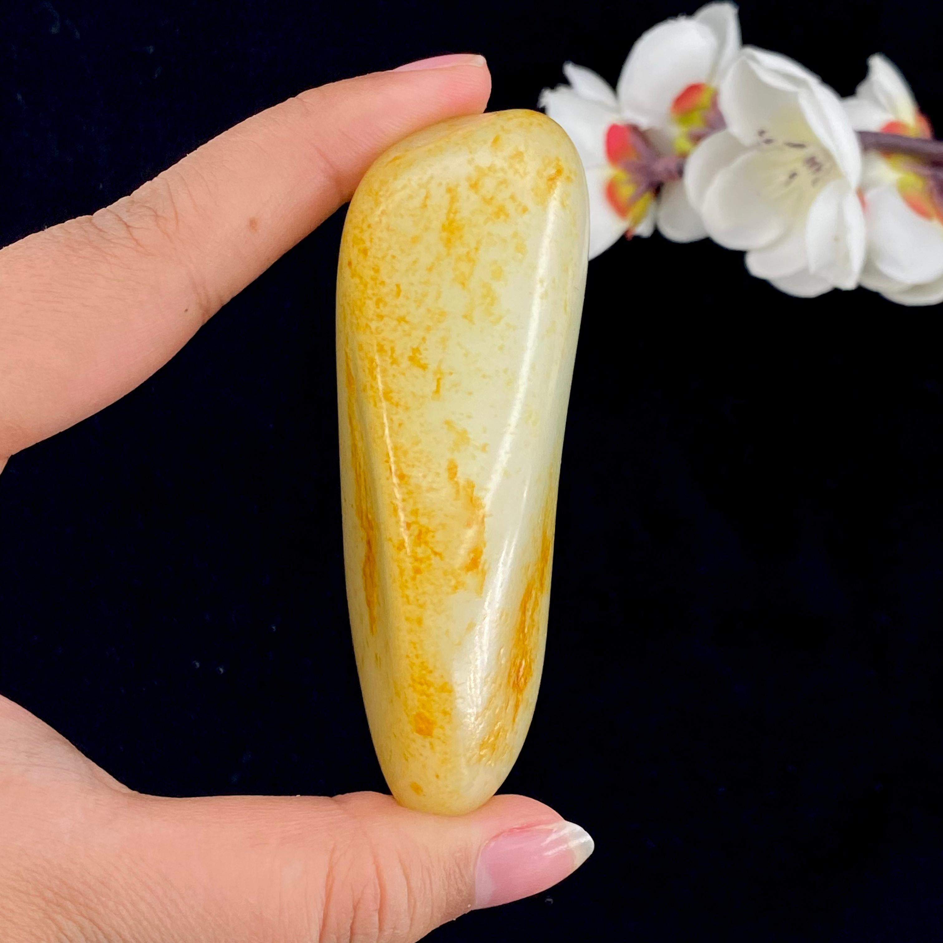 和田玉洒红皮籽料手把件（128.7g）