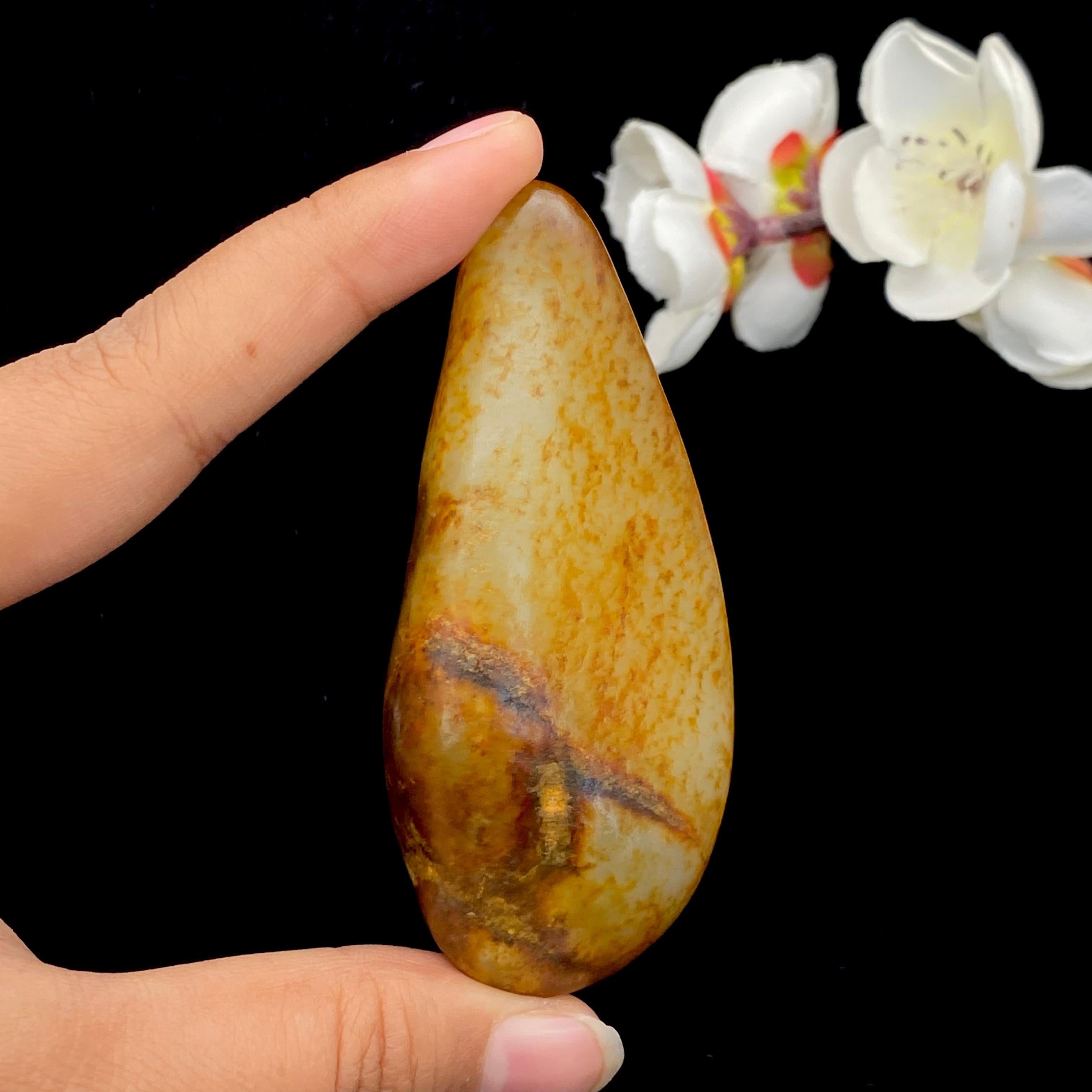 和田玉洒红皮籽料大挂件（65.8g）