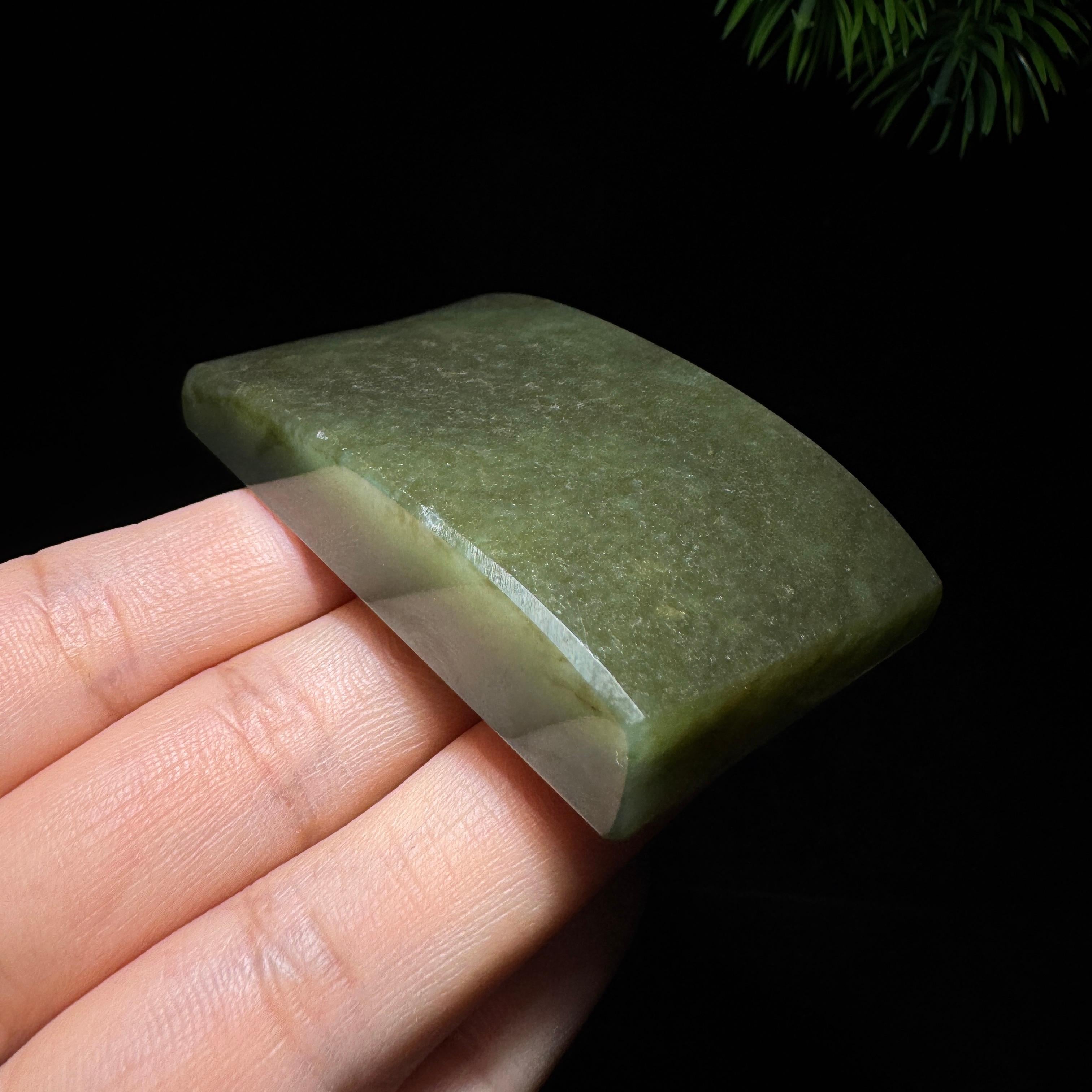 和田玉籽料沙枣青无事牌（74.0g）