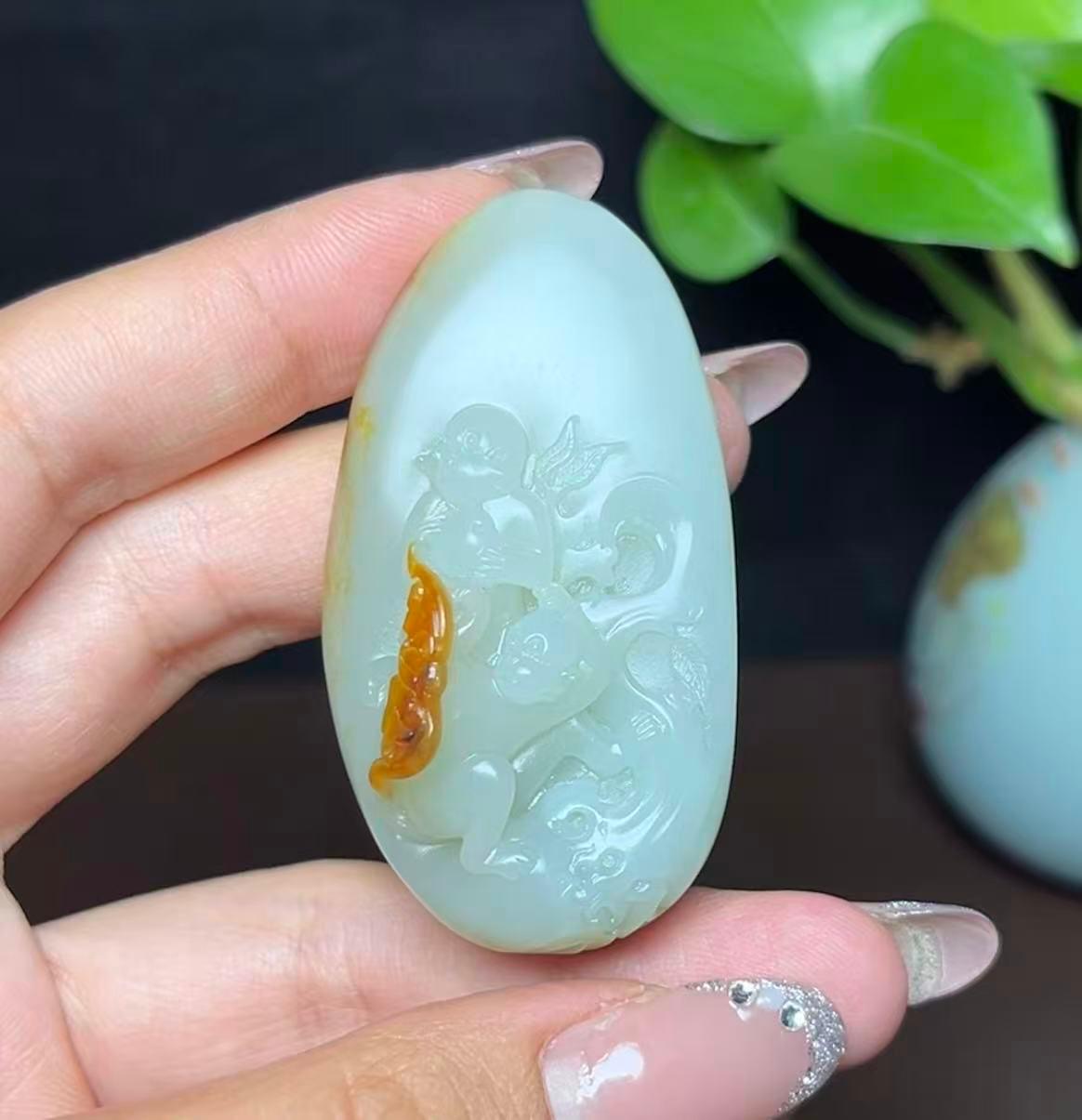新疆和田玉籽料灵猴献福（48.9g）