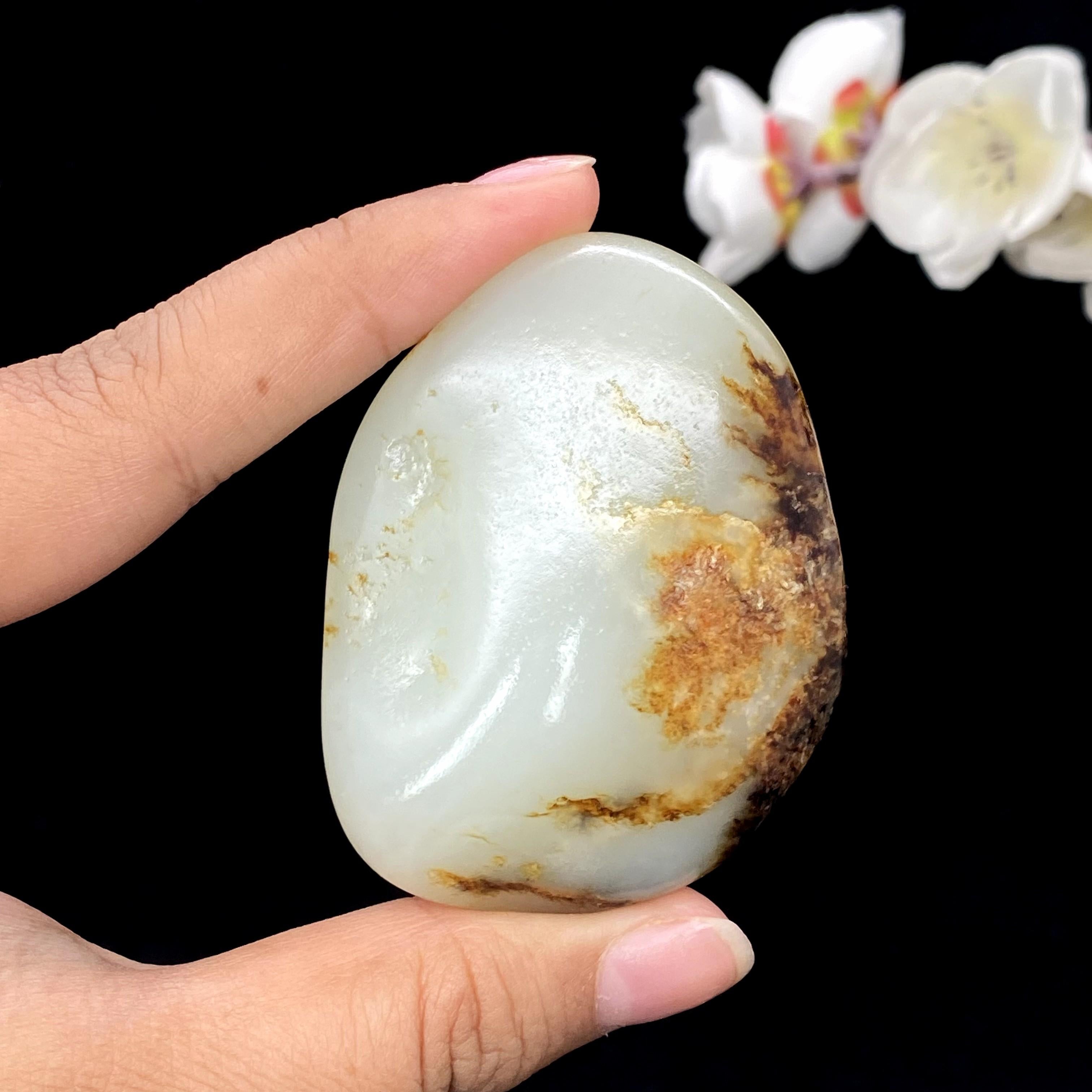 和田玉白玉带黄皮籽料手把件（108.1g）
