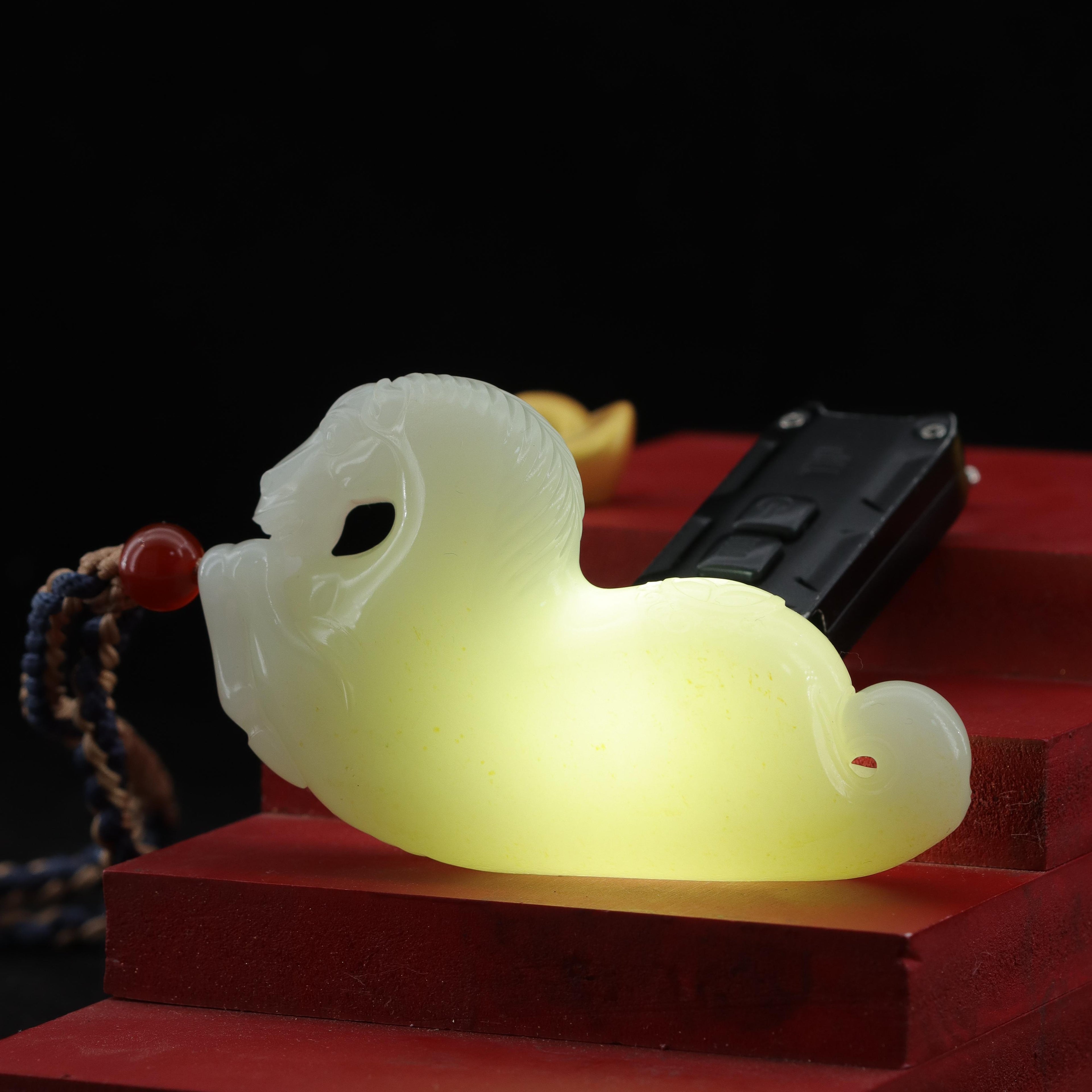 收藏级和田玉白玉带皮籽料卧马手把件（146.8g）