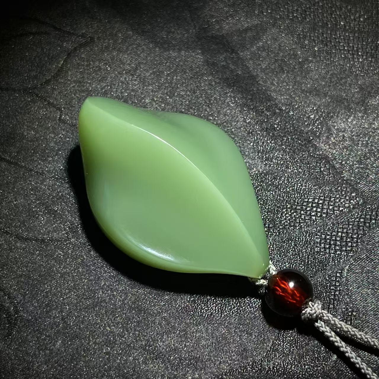 和田玉碧玉随形粉绿吊坠（25.6g）