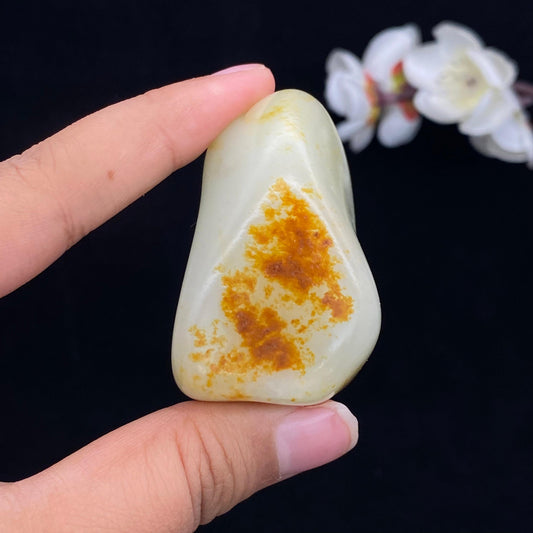 和田玉洒红皮籽料手把件（106.7g）