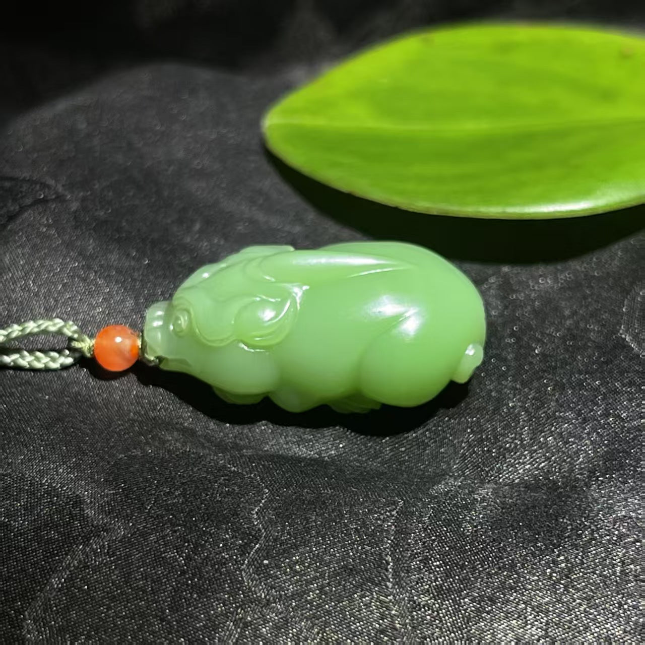 和田玉碧玉粉绿貔貅吊坠