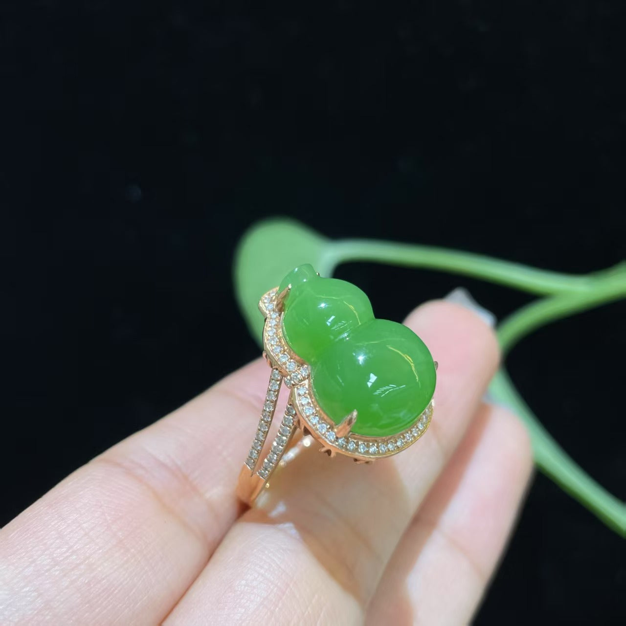 和田玉碧玉苹果绿18k金葫芦戒指