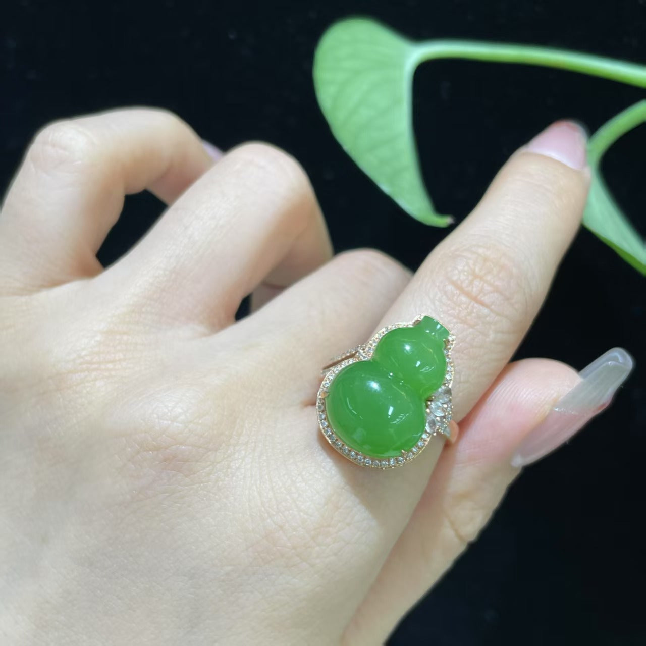 和田玉碧玉苹果绿18k金葫芦戒指