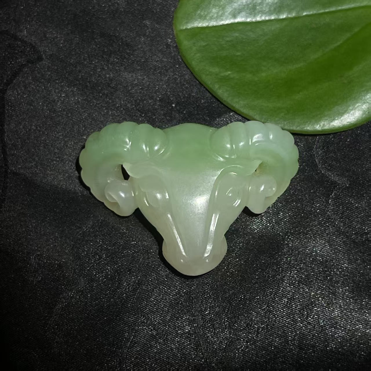 和田玉翠青羊吊坠