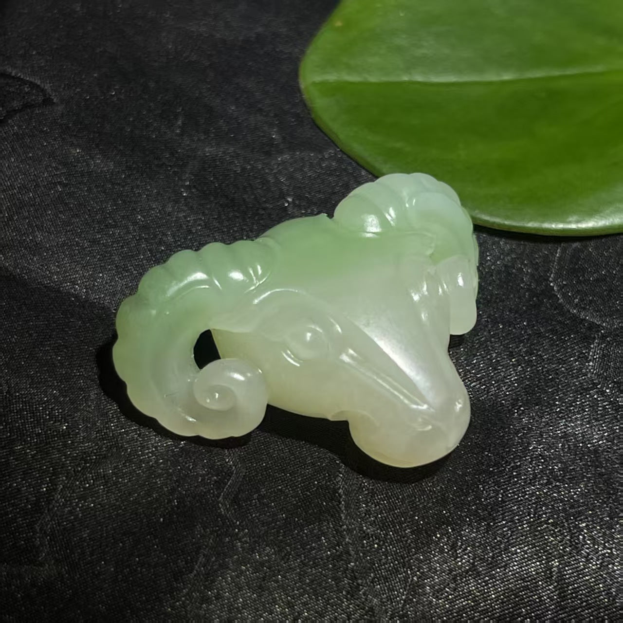 和田玉翠青羊吊坠