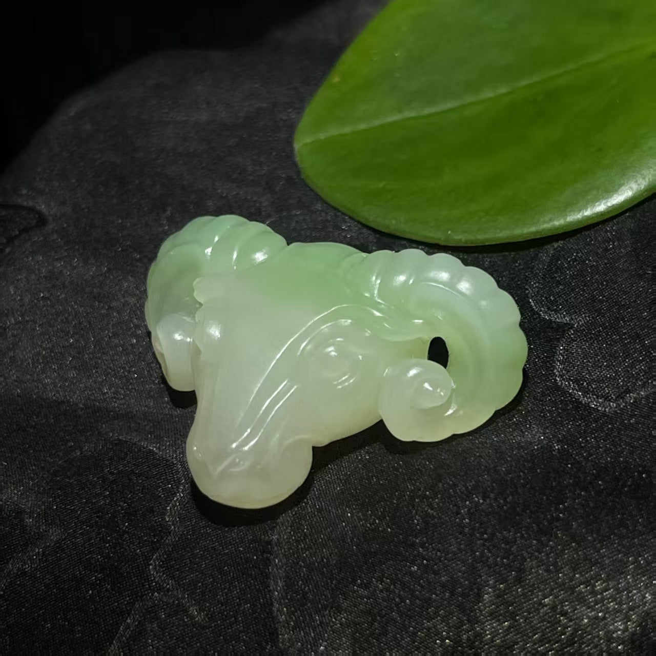 和田玉翠青羊吊坠