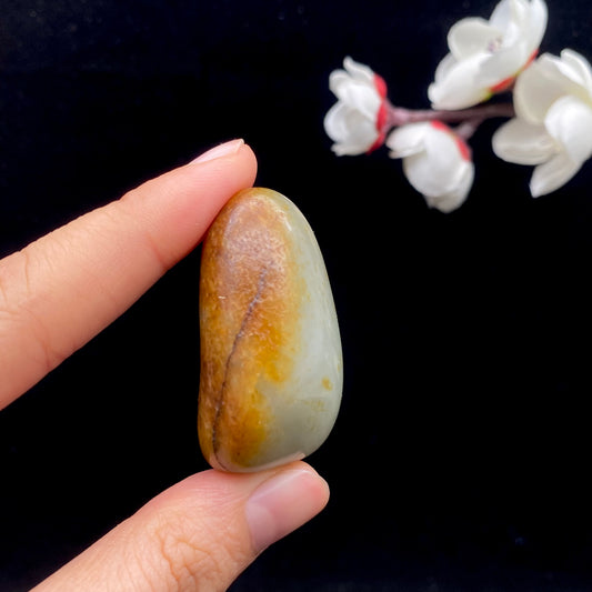 【超值推荐】和田玉-聚黄皮带洒金皮青白肉籽料挂件