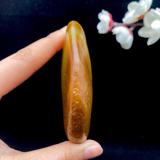 【超值推荐】和田玉-聚黄皮青白肉籽料手把件