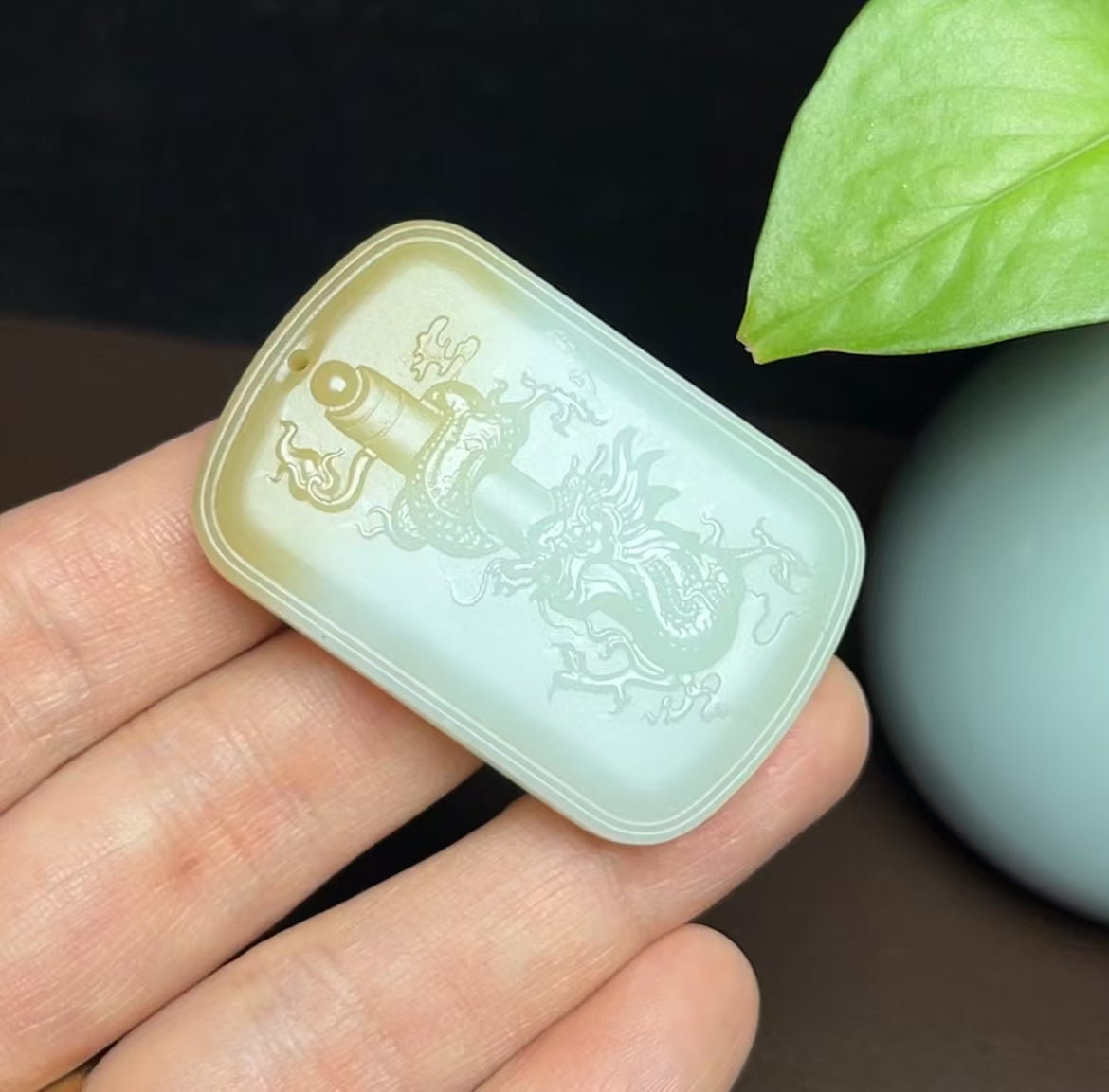 新疆和田玉且末糖羊脂玉御龙山水牌