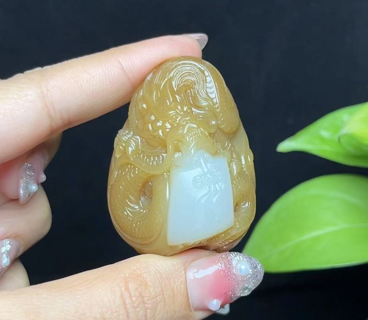 新疆和田玉且末糖羊脂玉龙凤挂件