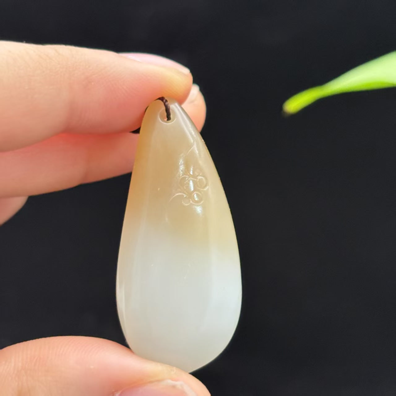 和田玉糖白水滴挂件