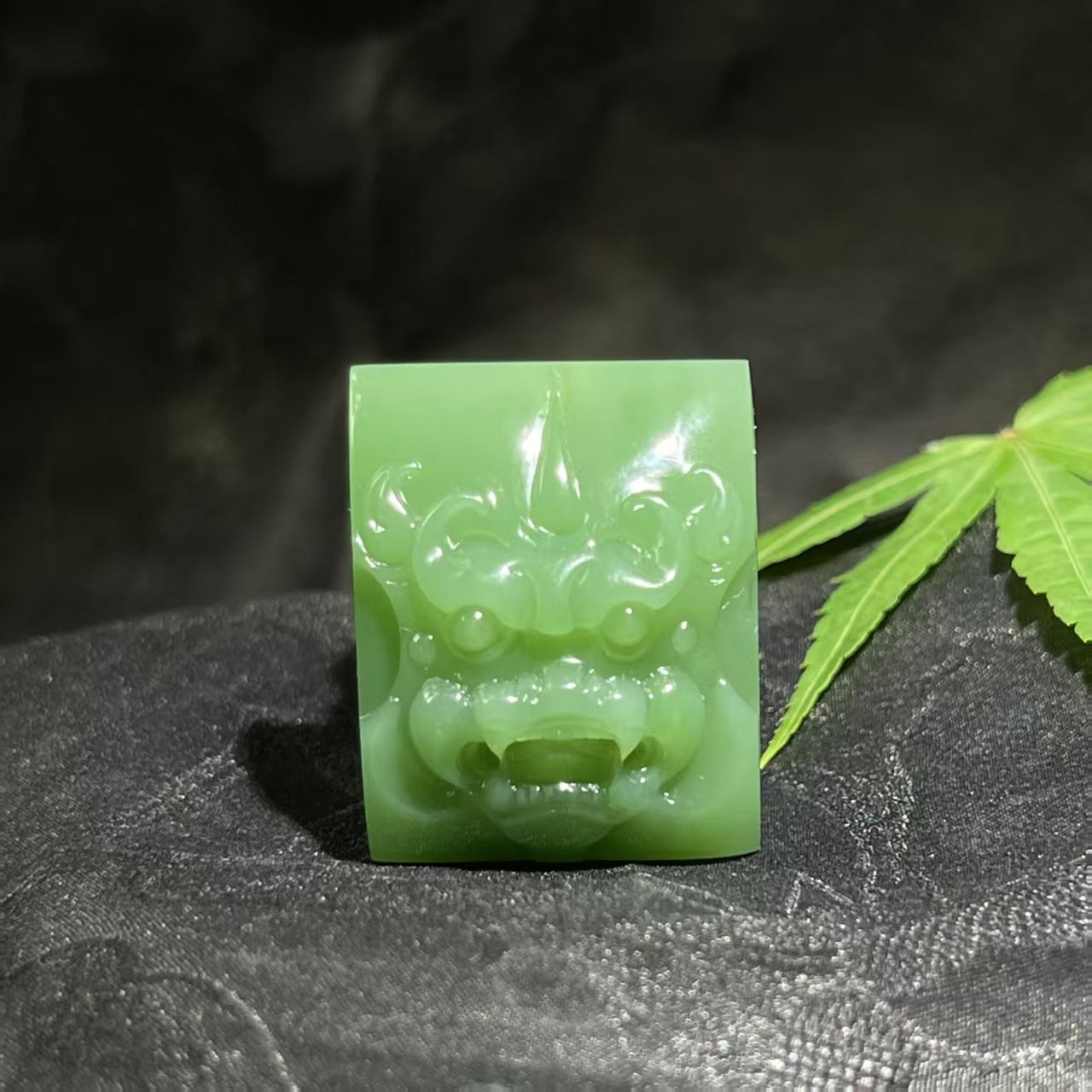 和田玉碧玉粉绿瑞兽挂件