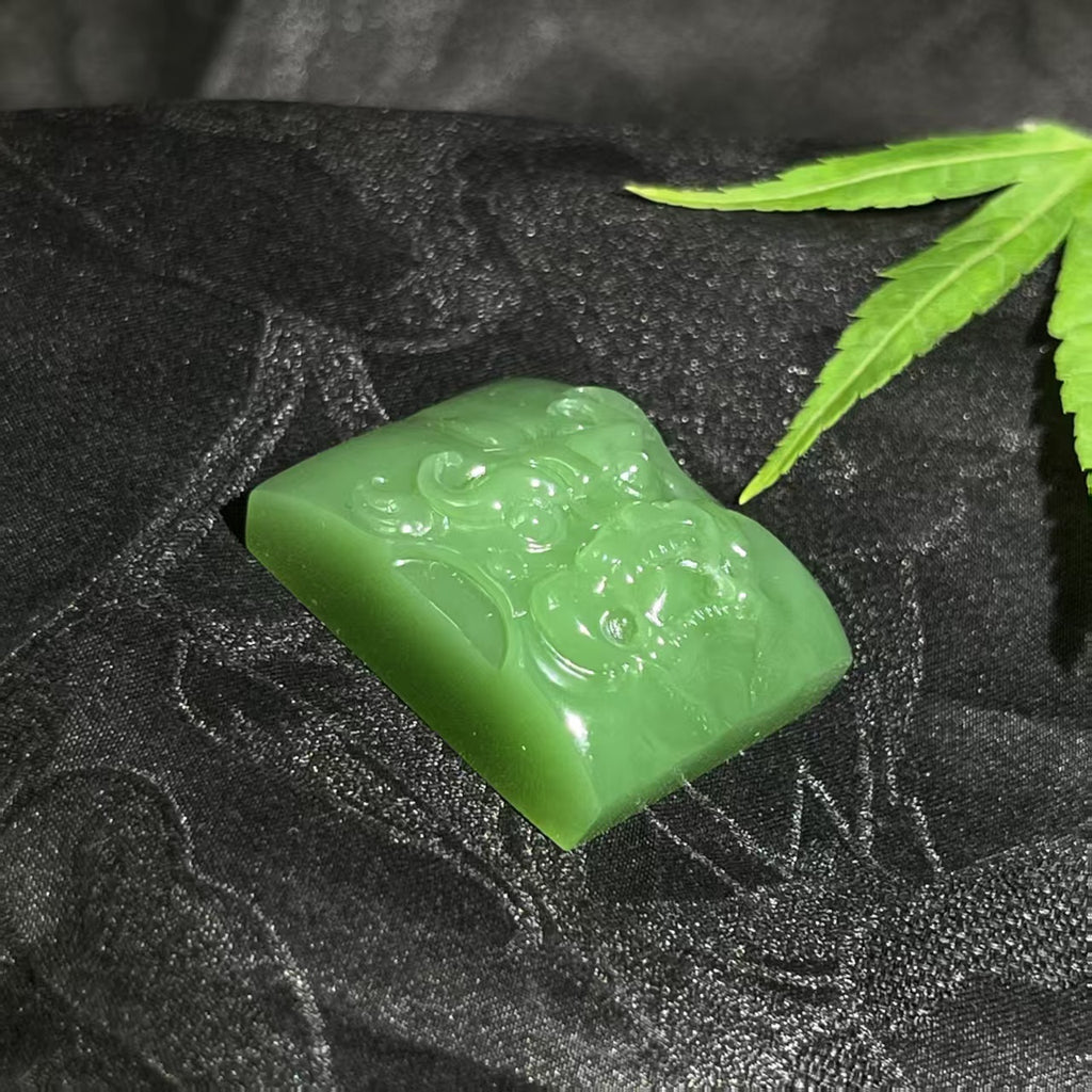 和田玉碧玉粉绿瑞兽挂件