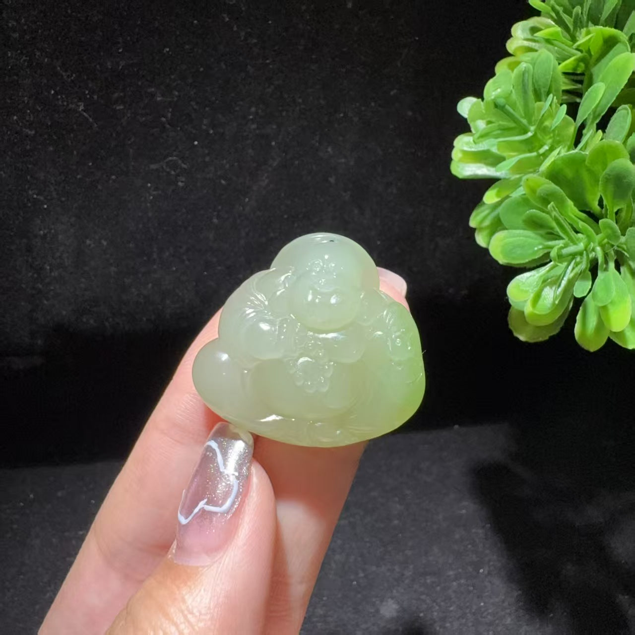 和田玉冰底带翠佛公挂件