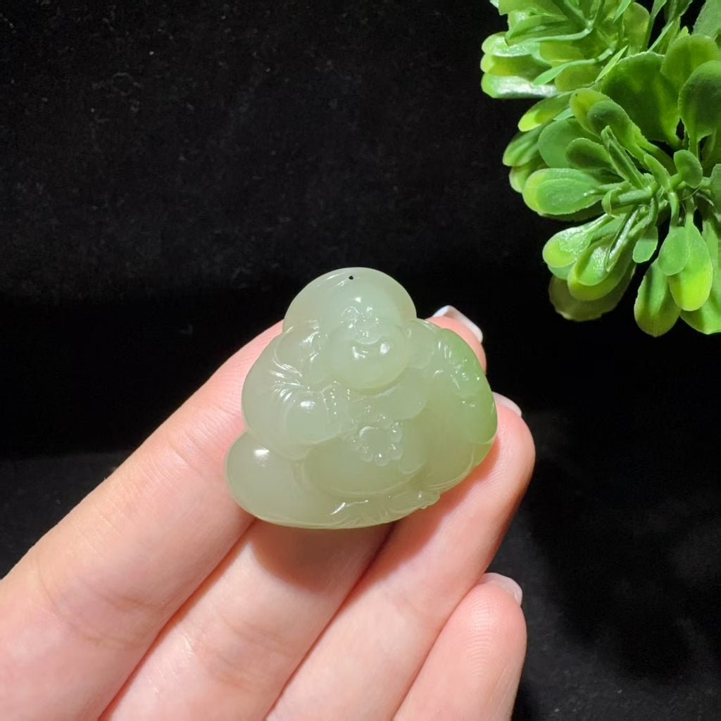 和田玉冰底带翠佛公挂件